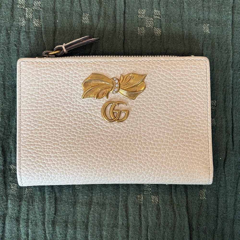 Gucci Marmot White Pebbled Leather Zip Wallet with Gold Bow Accent EUC
